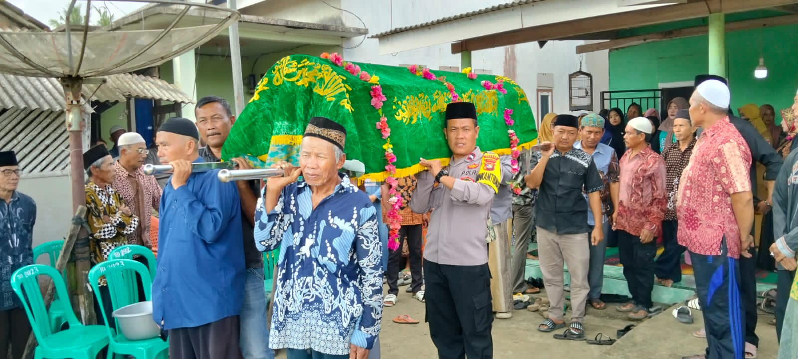 Bhabinkamtibmas Polres Mesuji Sigap Bantu Pemakaman Warga